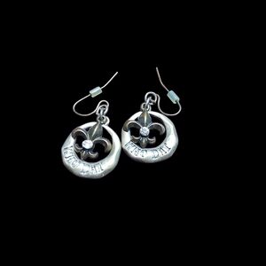 Elegant Silver Fleur-de-Lis Earrings